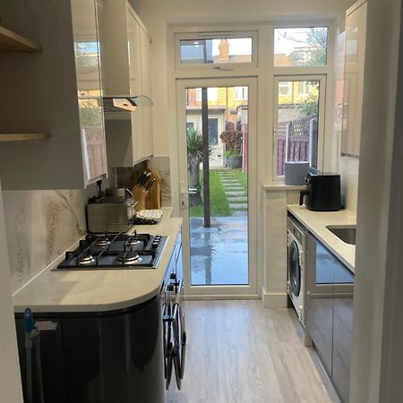 Modern Home With Driveway Parking For 2 Vehicles, Near Tottenham Hotspur Stadium, White Hart Lane Train Station London Exteriör bild